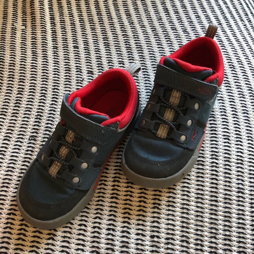 Boy keen shoes